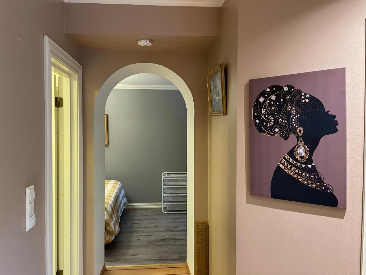 Lovely With Fireplace & Parking@city Center *